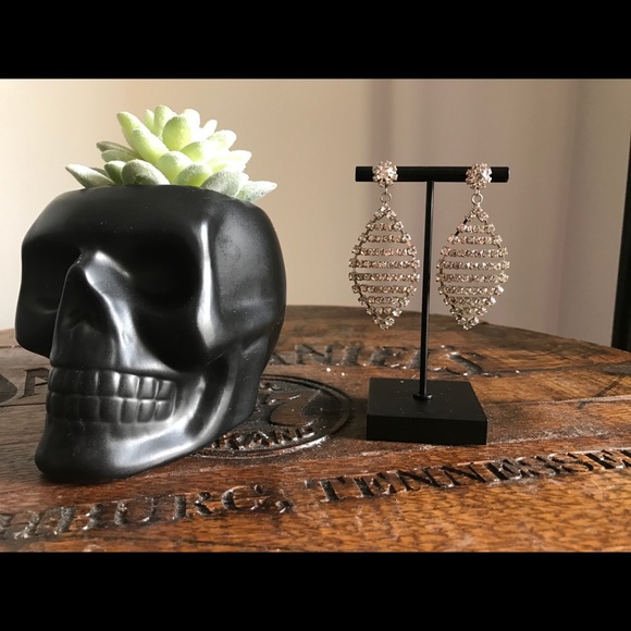 Le Chateau Earrings - Picture 1 of 3